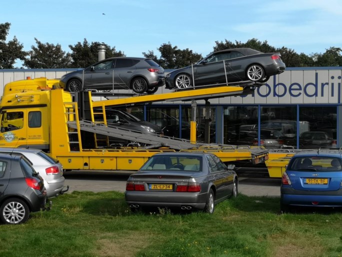 FIOD-inval bij autobedrijf en appartement: panden en dure auto’s in beslag genomen