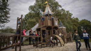 Scholieren die meedachten over ontwerp speeltoestel testen het ridderkasteel in stadspark Weert