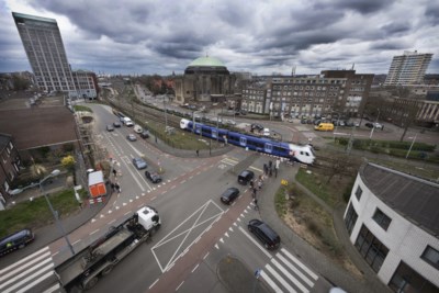 Spoorwegovergang Duitse Poort in Maastricht blijft voorlopig in gebruik: besluit over sluiting jaar uitgesteld