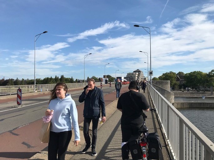 Maand geen fietsers op Wilhelminabrug in Maastricht