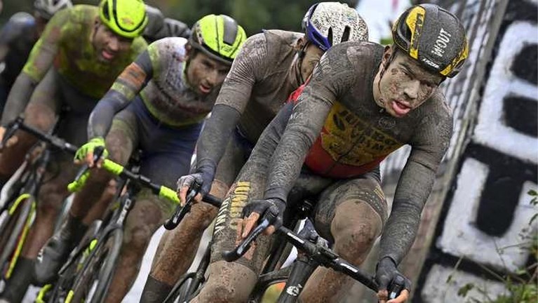 Mathieu van der Poel grijpt naast zege in epische editie Parijs-Roubaix