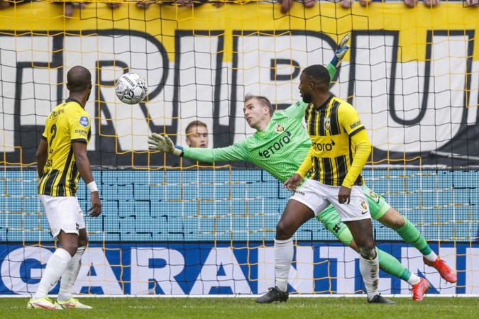 Limburgse keeper Jeroen Houwen onverwachte uitblinker bij Vitesse tegen Feyenoord