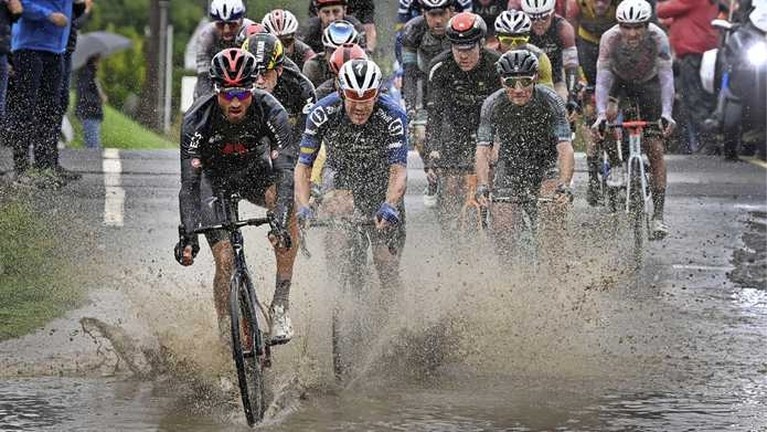 Mathieu van der Poel grijpt naast zege in epische editie Parijs-Roubaix