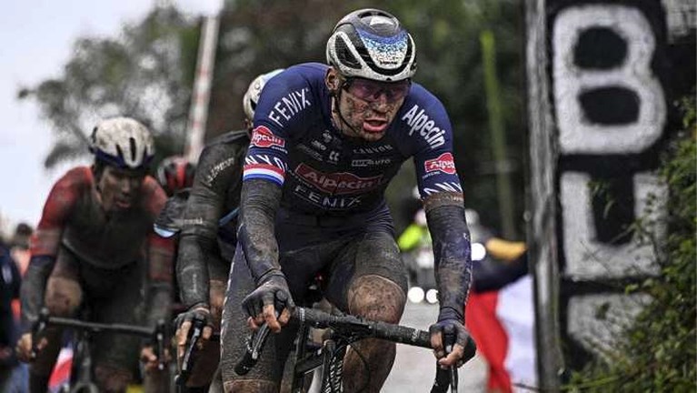 Mathieu van der Poel grijpt naast zege in epische editie Parijs-Roubaix