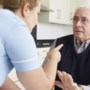 Veilig Thuis ziet aantal meldingen toenemen: ‘Maak ouderenmishandeling zichtbaar en bespreekbaar’