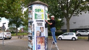 Partijen en podia in de clinch met commerciële plakkers in Sittard-Geleen: ‘Ze hangen hun affiches overal overheen’
