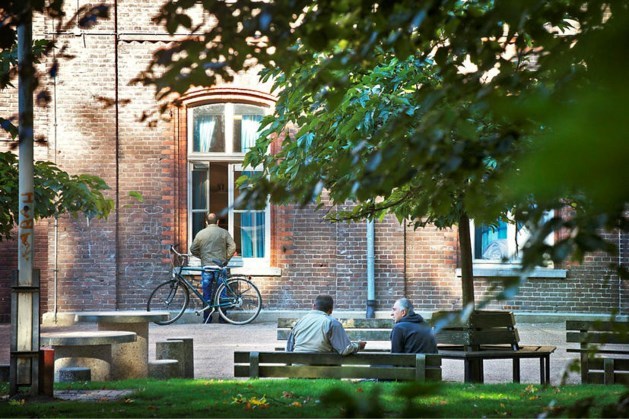 Commentaar: Bij elke nieuwe vluchtelingenstroom slaat in Nederland de paniek toe en puilen de azc’s uit
