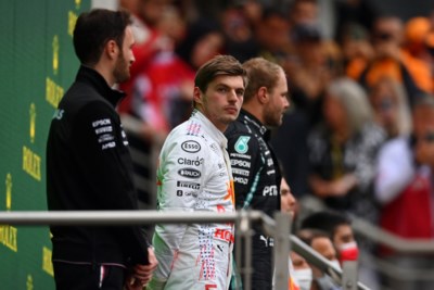 Max Verstappen weer WK-leider, maar Mercedes lijkt iets te hebben gevonden: ‘Snelheid is indrukwekkend’