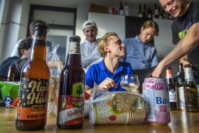 Studenten Maastricht testen alcoholvrij bier: ‘Punica, cassis, vloeibaar rubber’