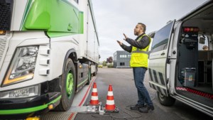 Inspectie controleert in Limburg op te zware vrachtwagens: ‘Er had nog wel een boomstammetje bij gekund’