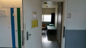 Gevangene van trap geduwd en met hoofd door raam geslagen in gevangenis Sittard: directie deelt straffen uit na vechtpartijen