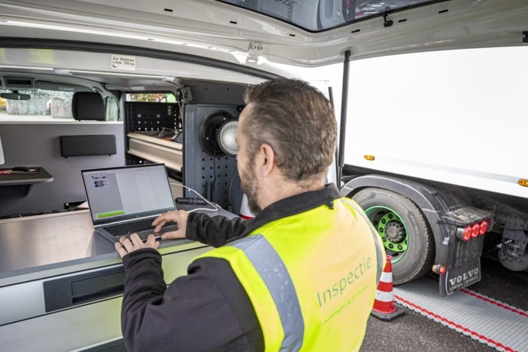 Inspectie controleert in Limburg op te zware vrachtwagens: ‘Er had nog wel een boomstammetje bij gekund’