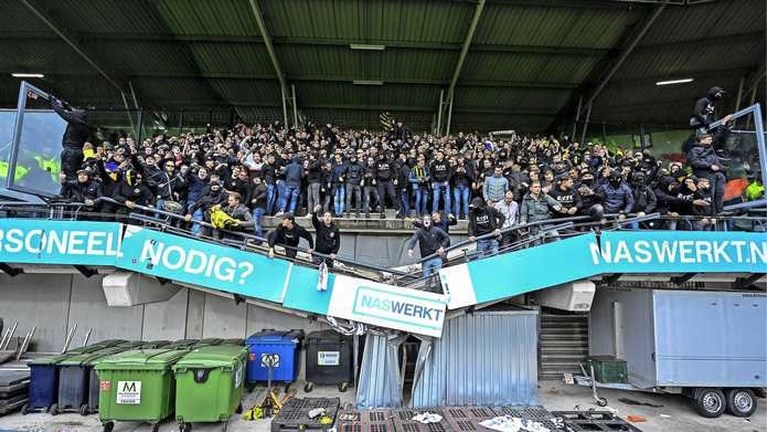 Tribune in De Goffert bezwijkt onder feestende Vitesse-fans