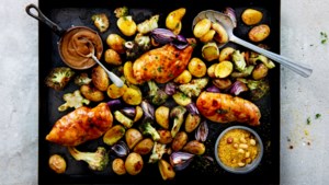 Eten van de bakplaat: makkelijke traybake met kip, kriel, broccoli en pindasaus