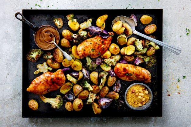 Eten van de bakplaat: makkelijke traybake met kip, kriel, broccoli en pindasaus