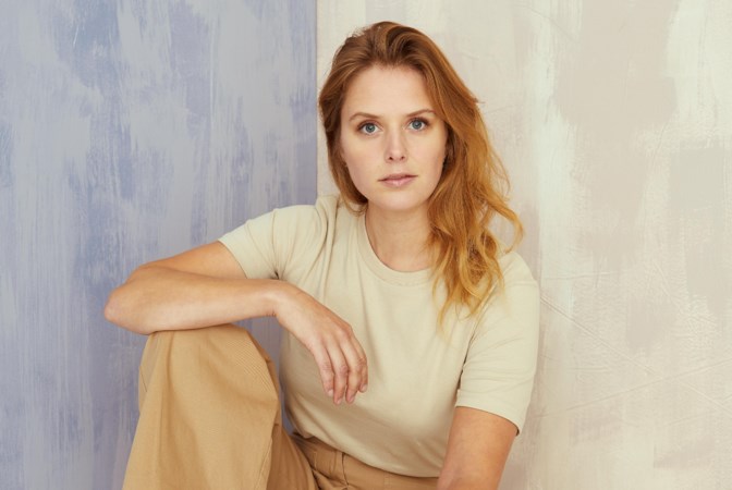 Singer-songwriter Maaike Ouboter liet jury huilen en bezingt én beschrijft nogmaals het verlies van haar ouders