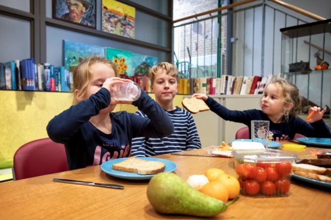 Deze school serveert een gezond ontbijt: ‘Soms krijgen kinderen een koude frikandel mee in een trommel’