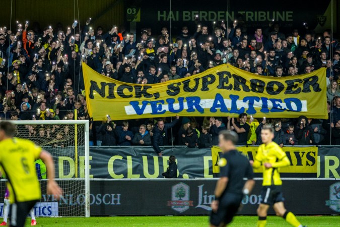 Eerbetoon van supporters De Graafschap én VVV voor overleden fan zorgt voor kippenvel 