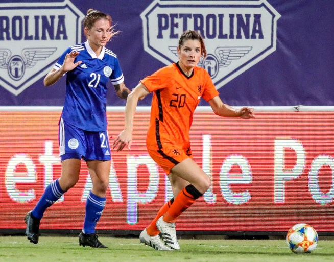 Oranje Leeuwinnen leven zich uit op Cyprus: 0-8