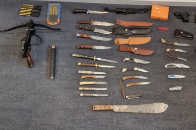 Ploertendoder, kruisboog en vuurwapen; meer dan vijftig wapens ingeleverd bij politie in Parkstad