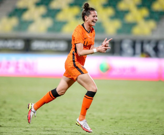 Oranje Leeuwinnen leven zich uit op Cyprus: 0-8