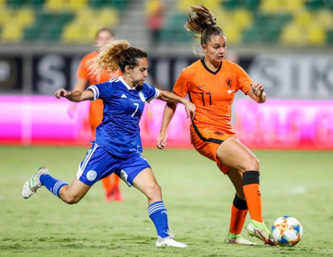 Oranje Leeuwinnen leven zich uit op Cyprus: 0-8