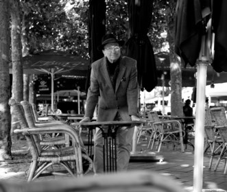 Jacques Caris, de charmeur die de Koestraat Brussels allure gaf, is op z’n 84ste nog altijd dj: ‘Ik kan niet tegen sleur en stramienen’