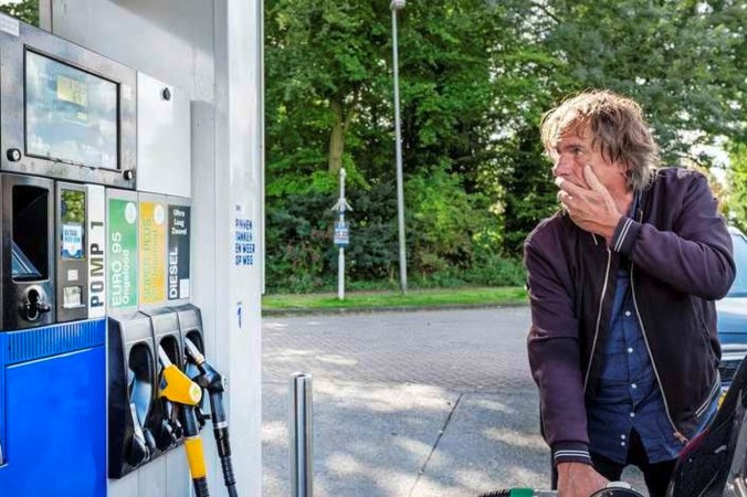 ‘Tanken bij benzinepomp nog tijden peperduur’: wen er maar aan