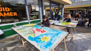Kinderen uit Geleen-Zuid beschilderen deuren gesloopte flats voor expositie in de wijk 