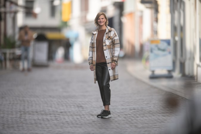 Iris uit Sittard shopt het liefst in stenen winkels: ‘Online zie je alleen de ideale lengte en maat’