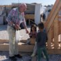 84-jarige uit Voerendaal vertelt met een brok in zijn keel over zijn ervaringen als vrijwilliger op Lesbos: ‘Ons nieuwe kindje vernoemen we naar jou, Will’ 