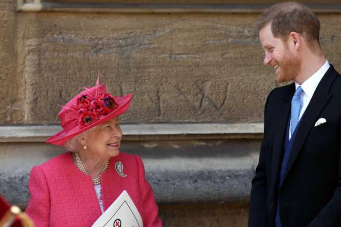 ’Machteloze prins Harry in paniek om gezondheid Elizabeth’