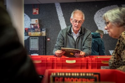 Platen kopen voor het goede doel: met de steekwagen vol bladmuziek van Blerick naar Maastricht