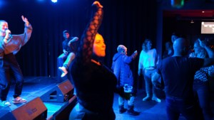 Hiphopartiest roept ‘love en energy’ in Sittard en de dansvloer vult zich alsnog, met de fijnproevers