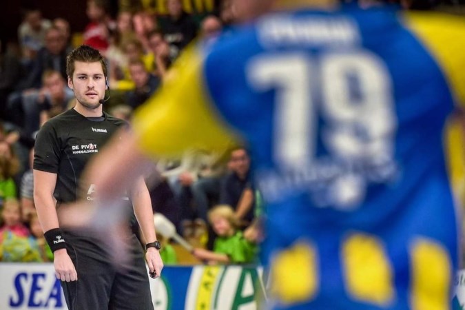 Pech onderweg, scheidsrechter veel te laat in de sporthal: ‘Het publiek gaf een staande ovatie. Had ik nog nooit vóór een wedstrijd gekregen’