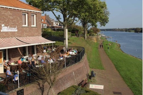 Gaat het terras aan de Maas in Kessel naar het gemeenschapshuis of naar de naastgelegen B&B?