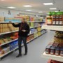Nieuw concept Voedselbank Venlo van start: geen kille loods, maar een gezellige winkel