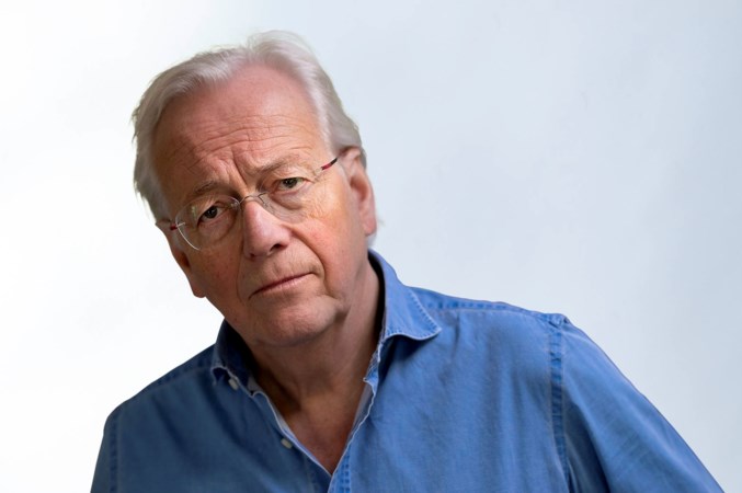 Column: Wat boekenkasten in huizen kunnen zijn voor visite, zijn raamaffiches zeker voor passanten