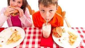 Friet en pannenkoeken: waarom zijn de kindermenu’s in restaurants vaak zo ongezond?