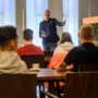 Weddenschap en ‘BoekTok’: zo wil het Vista College in Heerlen mbo-studenten weer aan het lezen krijgen