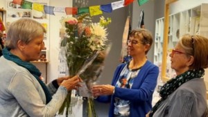 Wereldwinkel in Tegelen huldigt twee zilveren jubilarissen bij start van Fairtrade Week