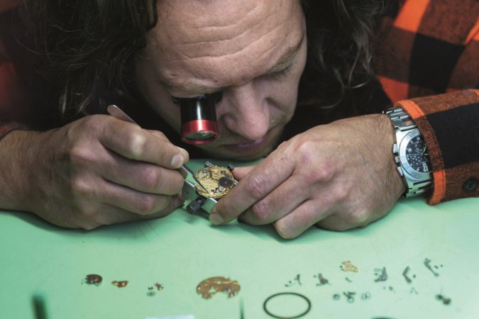 Gerard uit Echt herstelt oude uurwerken: ‘Een moeilijk horloge, metalmuziek erbij… heerlijk’