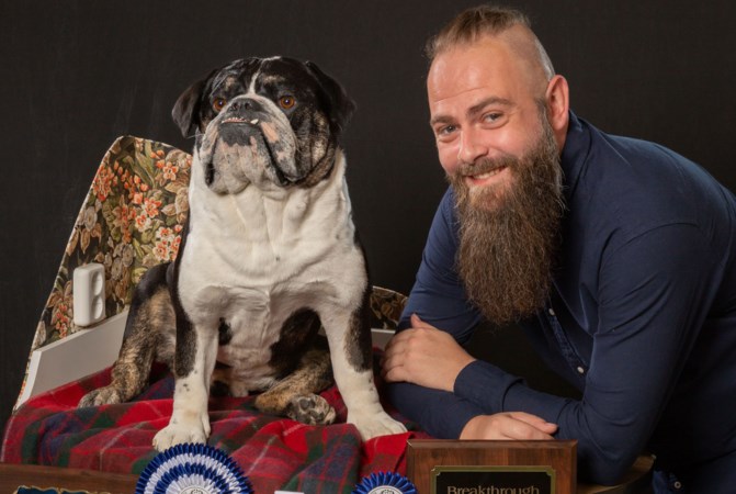 Preparateur uit Venlo wint Europees kampioenschap met opgezette hond familie Meiland