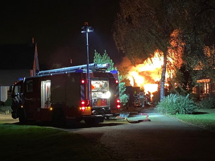 Video: Knallen door gasflessen en heel veel rook bij brand in Wanssum