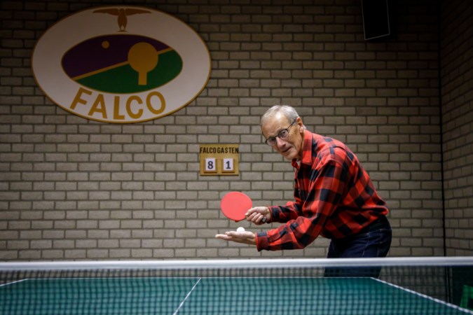 Lou Kengen leert jong en oud tafeltennissen bij Falco,  en als het dan per se moet ook nog wel pingpongen