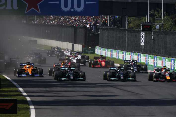 ‘Meesterlijk, imposant, magisch’: buitenlandse pers komt superlatieven te kort voor prestatie Verstappen