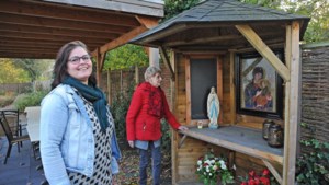 Oud vogelhok in tuin zorgcentrum Blerick verbouwd tot Mariakapelletje: Els heeft eindelijk een plek om te bidden