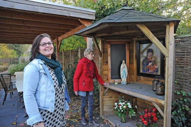 Oud vogelhok in tuin zorgcentrum Blerick verbouwd tot Mariakapelletje: Els heeft eindelijk een plek om te bidden