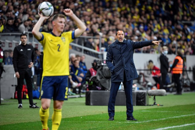 John van ’t Schip op handen gedragen in ‘trainerskerkhof’ Griekenland: ‘Doe ik hier misschien toch iets goed’
