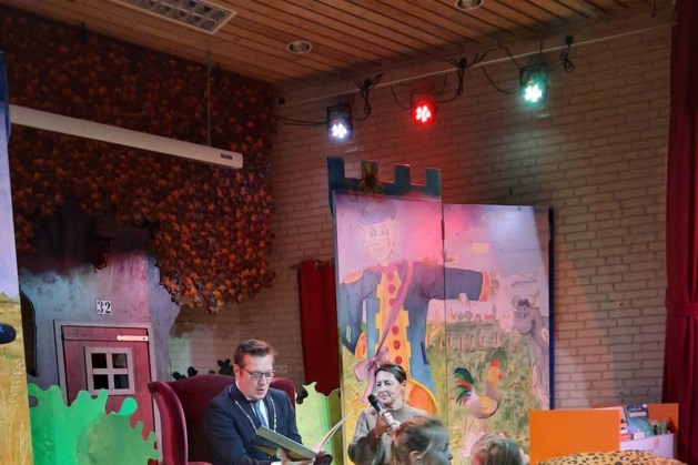 Burgemeester van Beesel opent nieuwe schoolbieb in Reuver